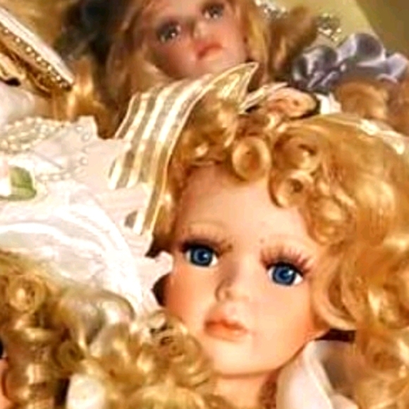 6 gorgeous porcelin dolls - Picture 5 of 7